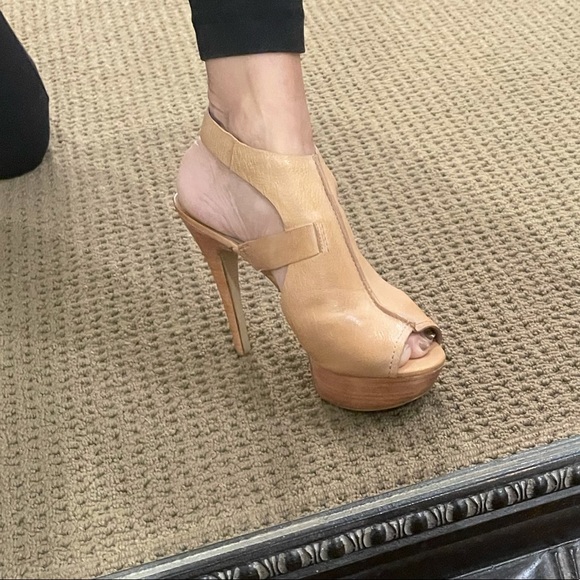 Guess Natural Leather Heels with Strap Size 7M these are gently worn.Very soft. - Picture 5 of 15